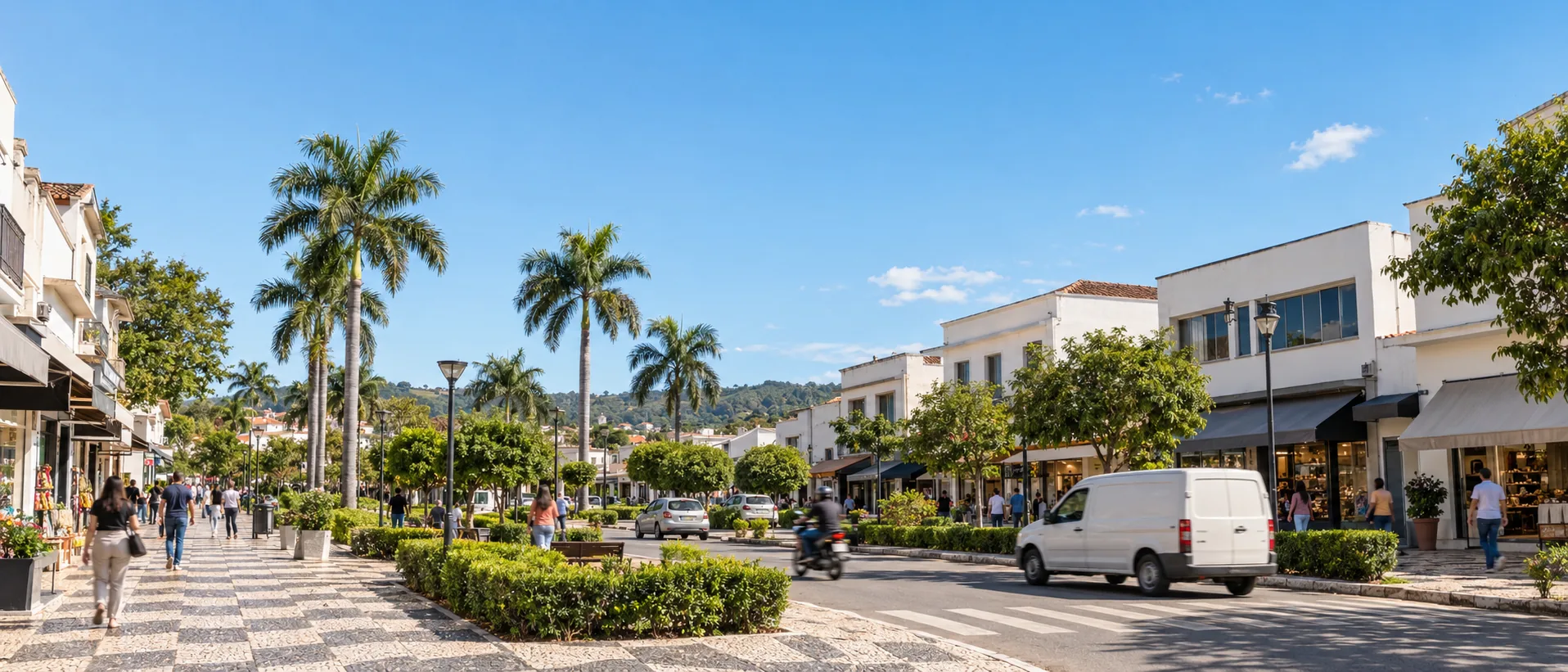 Centro comercial de uma cidade do Sul de Minas às dez da manhã: calçada xadrez, palmeiras, toldos abertos e gente passando